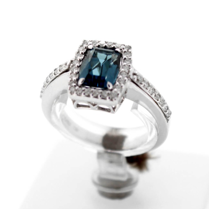 Hulchi_Belluni_Ring_63110WWSP_18K_Witgoud_Briljant_London_Blue_Topaz_juwelier_Clem_Vercammen_2831_Outlet20_2.jpg