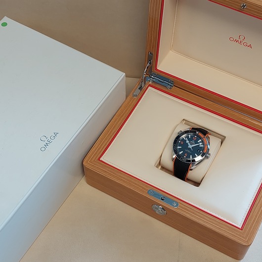 Horloge Omega Seamaster Planet Ocean 215.32.44.21.01.001 'CV-550-TWDH' 