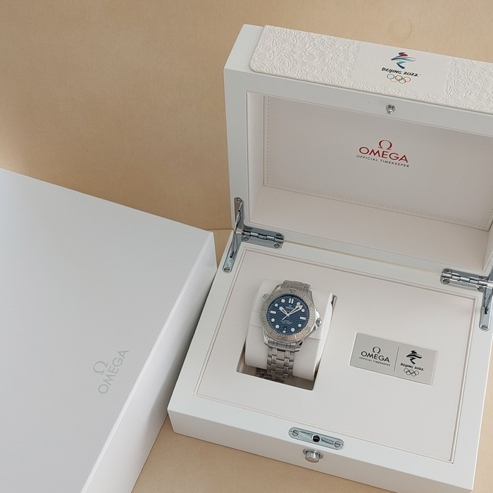 252901_01_Omega_Beijing-2022_tweedehands_CV-606_Juwelier_Clem_Vercammen-14.jpg