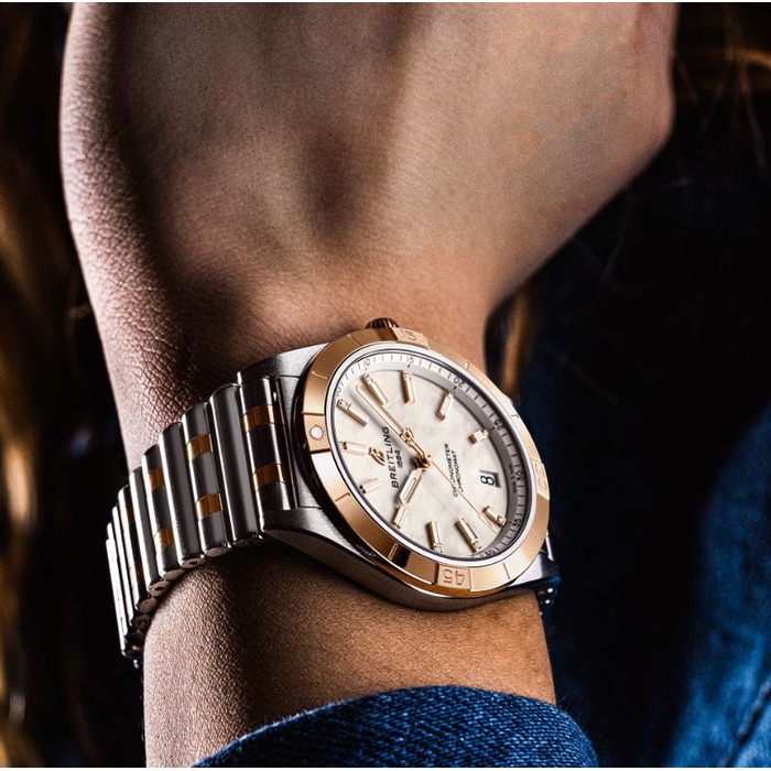 255188_01_Breitling_Chronomat_36_Automatic_Steel_Gold_MOP_U10380101A2U1_Juwelier_Clem_Vercammen-4.jpg