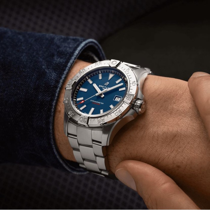 260828_01_Breitling_Avenger_Automatic_42_steel_Blue_A17328101C1A1_JUwelier_Clem_Vercammen-5.jpg