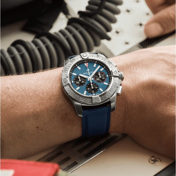 262291_01_Breitling_Avenger_B01_Chronograph_44_Blue_AB0147101C1X1_Juwelier_Clem_Vercammen-3.jpg