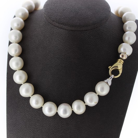 Juweel Parelcollier met 18 karaat bicolor gouden sluiting  '80998-1979-TWDH'  Juweel Parelcollier met 18 karaat bicolor gouden sluiting  '80998-1979-TWDH'