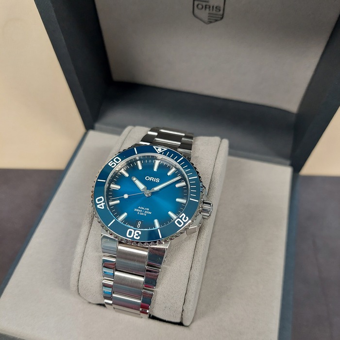 Oris_Aquis-Date_0140077694135_Outlet_255256_Juwelier_Clem_Vercammen-12.jpg