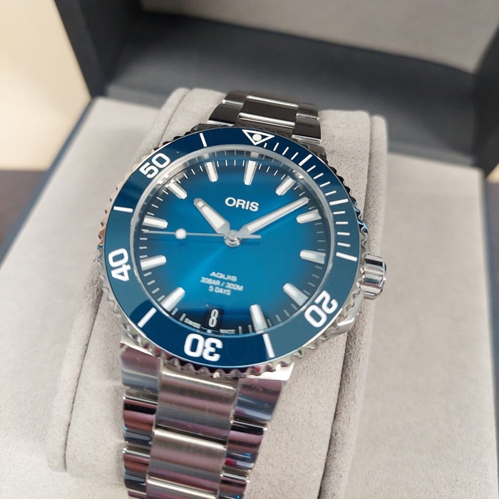 Oris_Aquis-Date_0140077694135_Outlet_255256_Juwelier_Clem_Vercammen-13.jpg