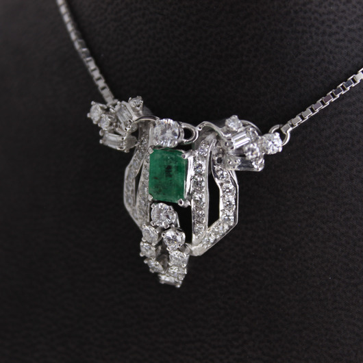 Juweel Collier witgoud 18 karaat met briljant en smaragd '88849-2227-TWDH' Juweel Collier witgoud 18 karaat met briljant en smaragd '88849-2227-TWDH'