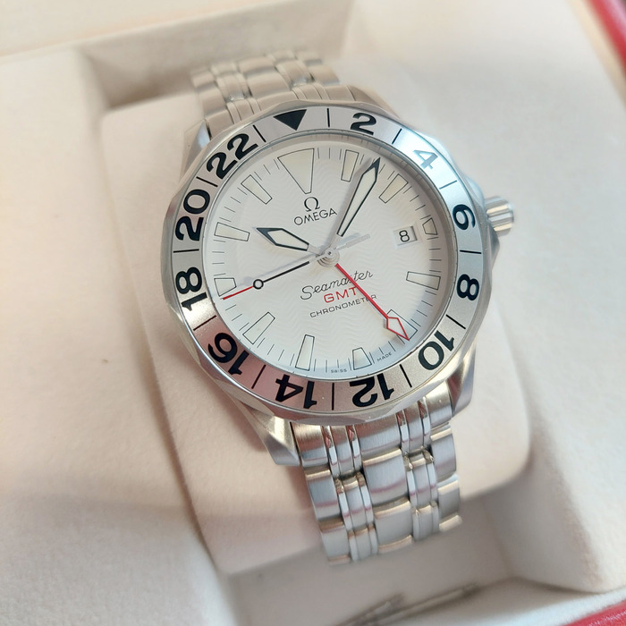Omega_Seamaster_GMT_25382000_Tweedehands_89029-877_Juwelier_Clem_Vercammen-18.jpg