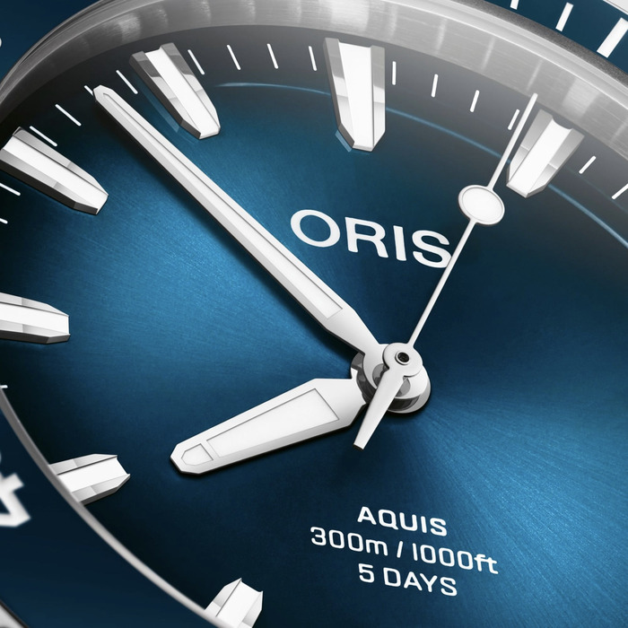 Oris_Aquis_01_400_7790_4135_07_8_23_02peb_Juwelier_Clem_Vercammen_2.jpg