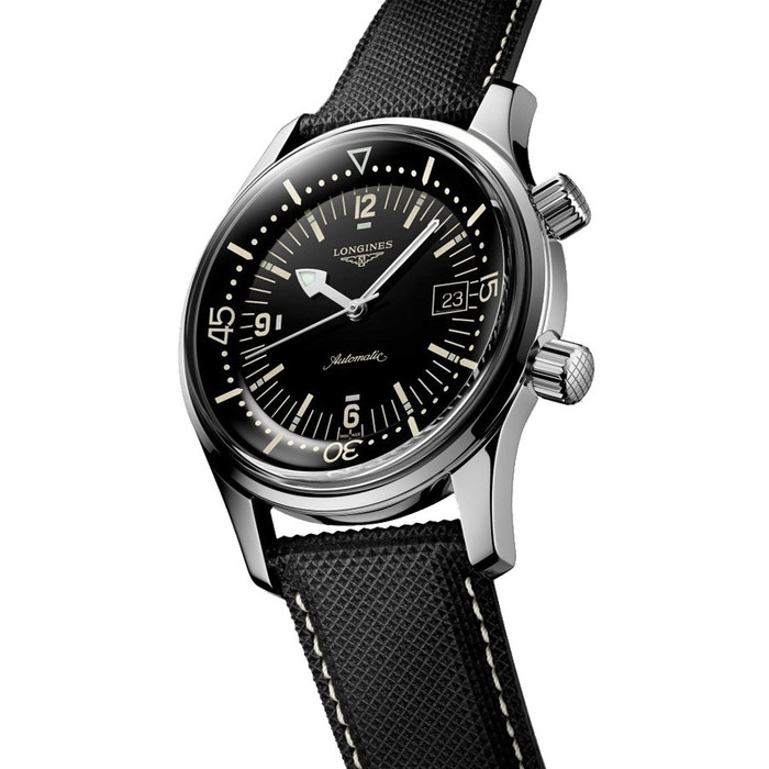 237380_01_Longines_Heritage_Legend_Diver_Watch_L37744500_Clem_Vercammen_Longines_Online_Shop_2.jpg
