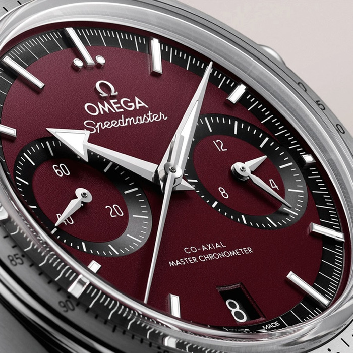 Omega_Speedmaster_staal_rood_33210415111001_Juwelier_Clem_Vercammen_3.jpg