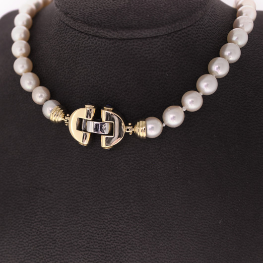 Juweel Parelcollier bicolor wit en geelgoud 18 karaat afgewerkt met een blauwe saffier '91654-2287-TWDH'  Juweel Parelcollier bicolor wit en geelgoud 18 karaat afgewerkt met een blauwe saffier '91654-2287-TWDH'