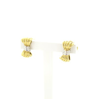 Juweel Oorstekers strikjes bicolor wit en geelgoud 18 karaat 'CV-2267-TWDH' Juweel Oorstekers strikjes bicolor wit en geelgoud 18 karaat 'CV-2267-TWDH'