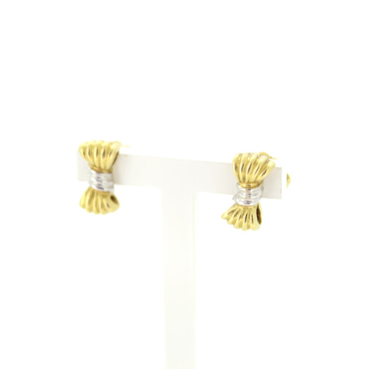 Juweel Oorstekers strikjes bicolor wit en geelgoud 18 karaat 'CV-2267-TWDH'  Juweel Oorstekers strikjes bicolor wit en geelgoud 18 karaat 'CV-2267-TWDH'