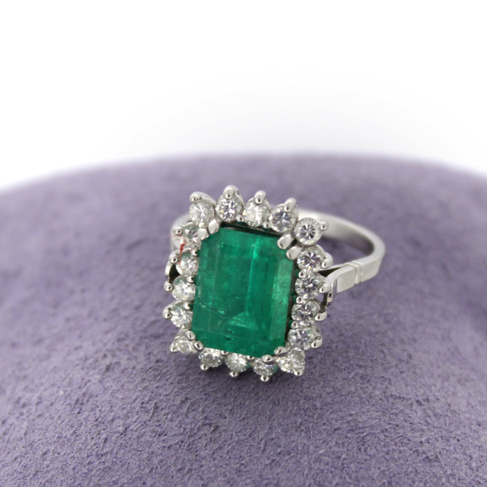 Ring_Witgoud_18K_Smaragd_Briljant_Tweedehands_92164-2334_Juwelier_Clem_Vercammen-8.jpg