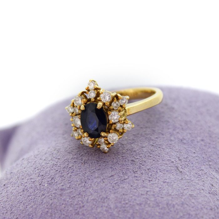 Entourage_Ring_Geelgoud_Briljant_Saffier_tweedehands_92642-2340_Juwelier_Clem_Vercammen-4.jpg