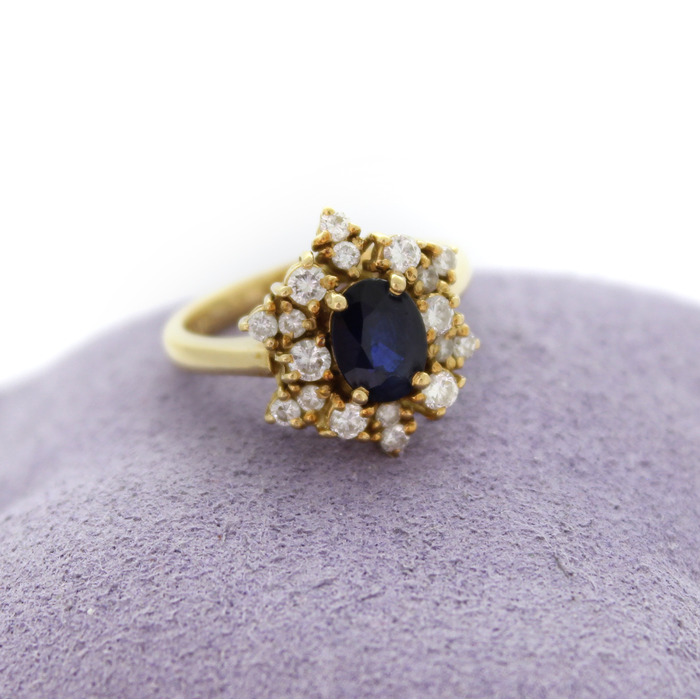 Entourage_Ring_Geelgoud_Briljant_Saffier_tweedehands_92642-2340_Juwelier_Clem_Vercammen-5.jpg