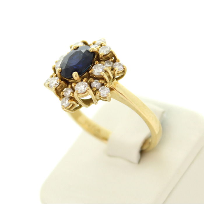 Entourage_Ring_Geelgoud_Briljant_Saffier_tweedehands_92642-2340_Juwelier_Clem_Vercammen-2.jpg