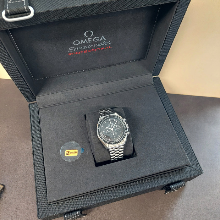 Omega_Speedmaster_Moonwatch_310304215001001_Tweedehands_CV-1031_Juwelier_Clem_Vercammen-15.jpg