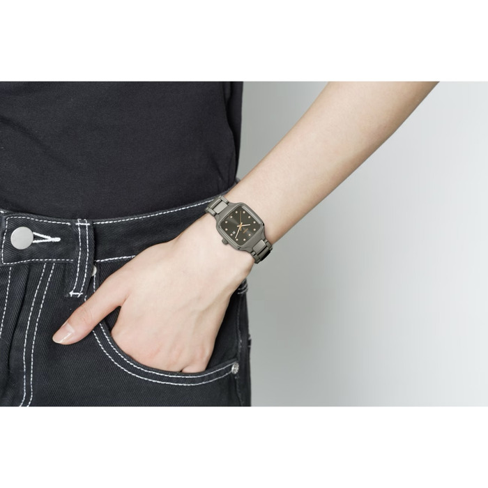 240895_01_Rado_true_square_diamonds_gunmetal_ceramic_R27079702-clem-vercammen_8.jpg