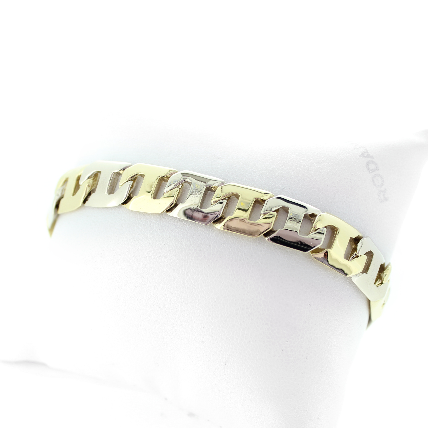 Deze tweedehands armband vervaardigd uit 18 karaat bicolor goud is online te koop in onze zaak
