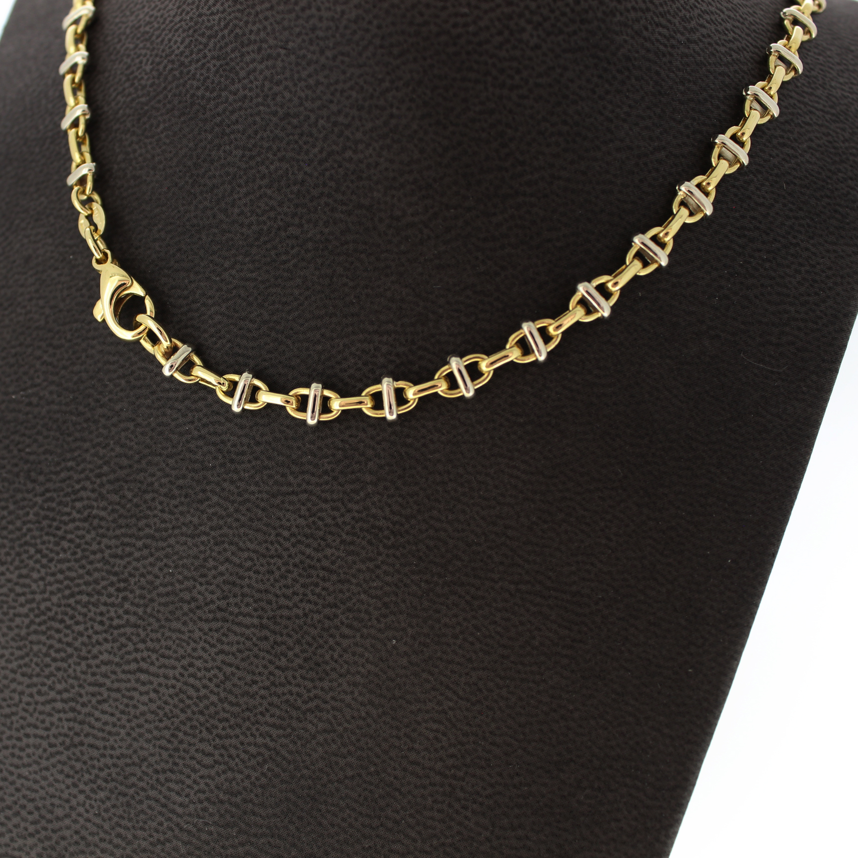 Deze tweedehands collier vervaardigd uit 18 karaat bicolor goud is online te koop in onze zaak